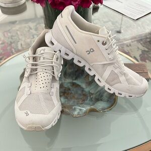 White On Cloud 5 Light Weight Tennis shoes Size 6